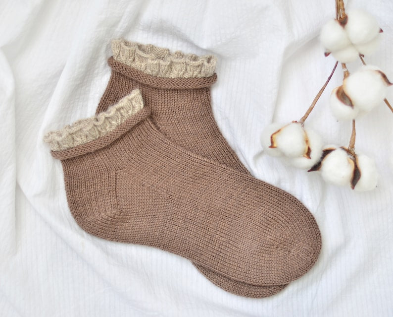 Women's socks with frills